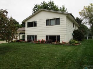 120 S Yellowstone Dr, Brandon, SD 57005