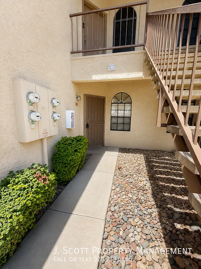 930 N Mesa Dr — Photo 2