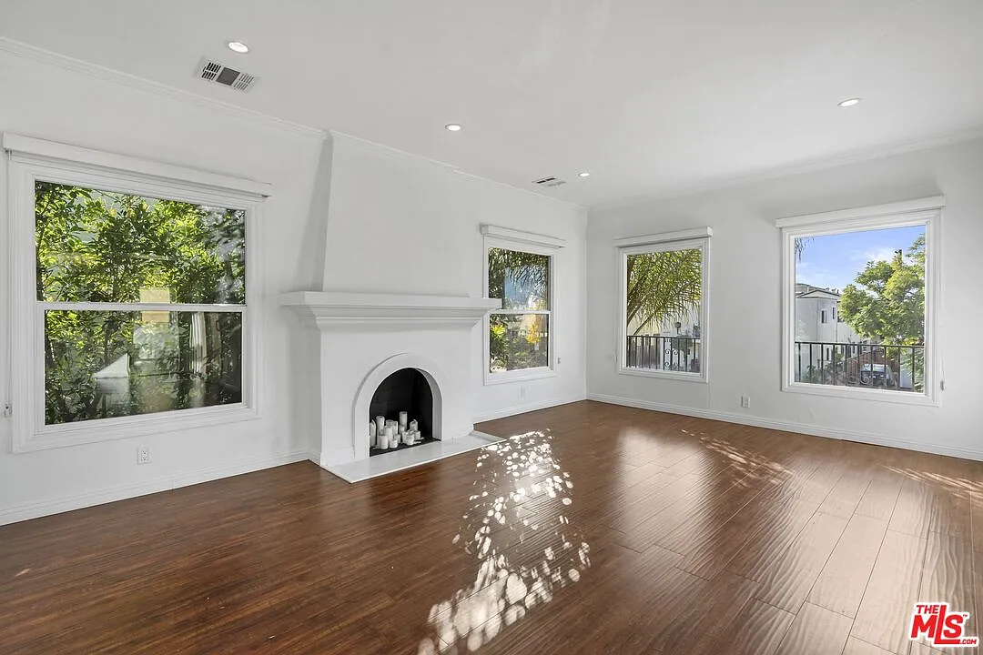 3 bed, 2.0 bath, 1471 sqft, $4,750 — Photo 1