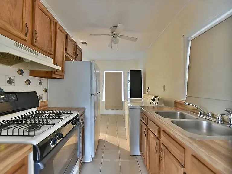 1913 Camellia Dr — Photo 9