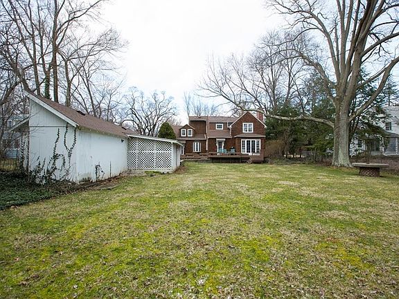 5th image of 365 Edgemere Pl