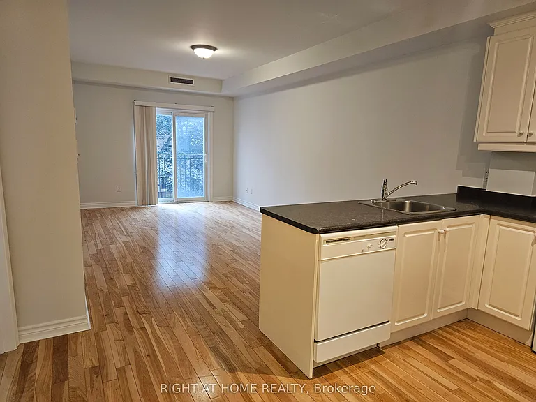 648A Yonge St #203 — Photo 7