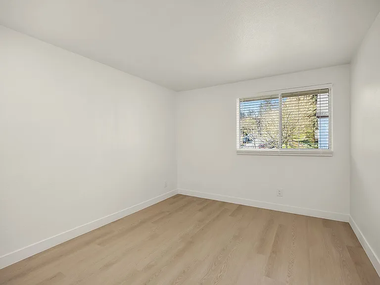 Wellington Place Apartments — Photo 48