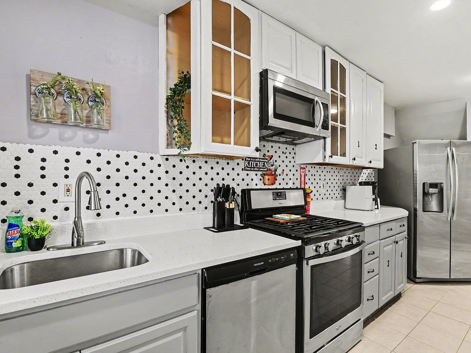 4 bed, 2.0 bath, 2200 sqft, $884 — Photo 3