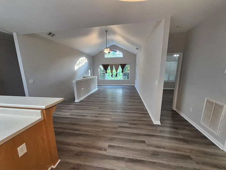 420 Pointe Cir — Photo 2