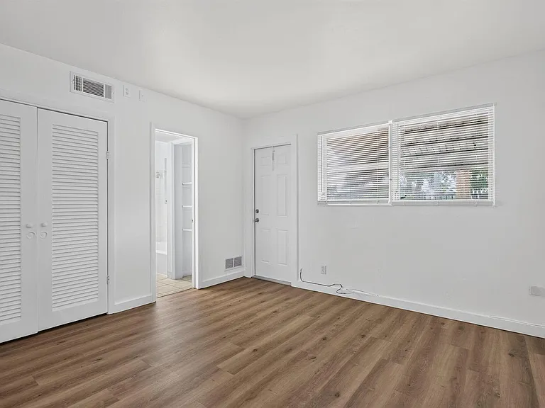 2391 NE 11th Ct — Photo 9
