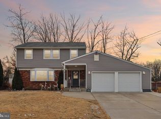 910 Howe Dr, Blackwood, NJ 08012