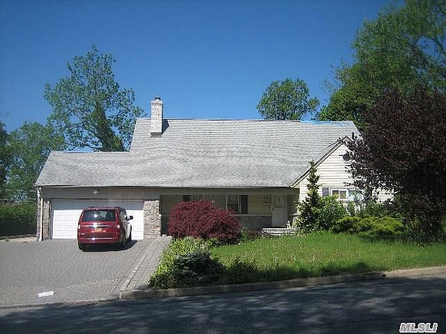 1st image of 7 Stuart Dr E