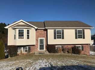 106 Yarrow Dr, Bluff City, TN 37618