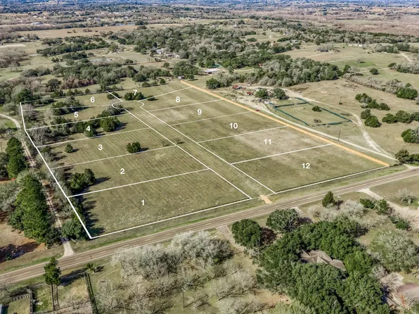 2 Maplewood Ln, Brenham, TX 77833