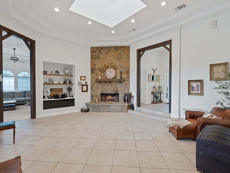 104 Saddletree Ln — Photo 3
