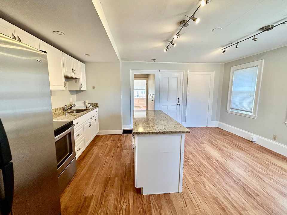 Renovated Kitchen
Eat in Table Area