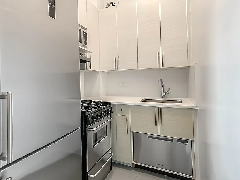 4 Park Ave #18A — Photo 4