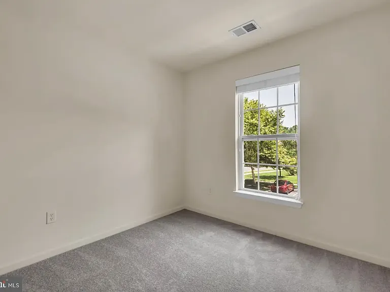 702 Horse Chestnut Ct — Photo 5