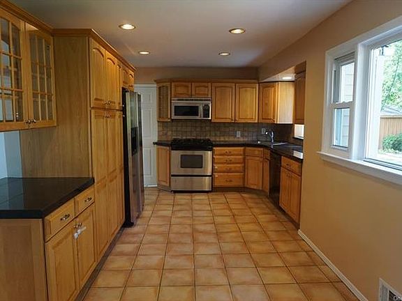3rd image of 40 Ludvigh Rd