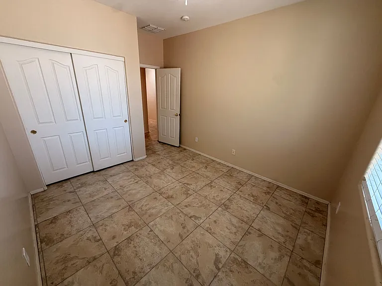 15227 W Jackson St — Photo 3