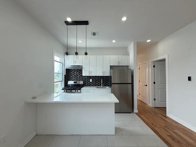 183 Woodside Ave #3R — Photo 2