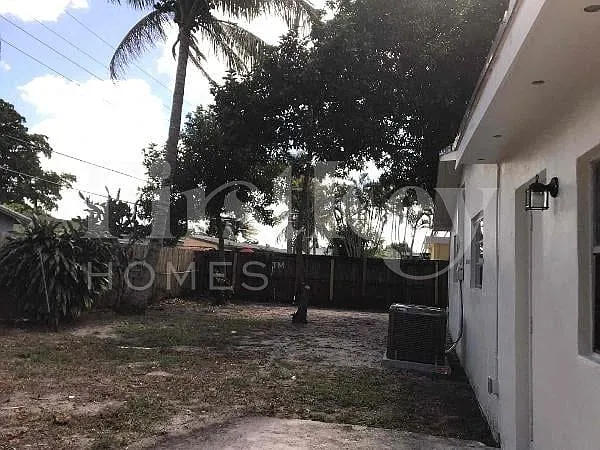 1211 N 74th Way — Photo 6
