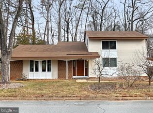 213 W Meadowland Ln, Sterling, VA 20164