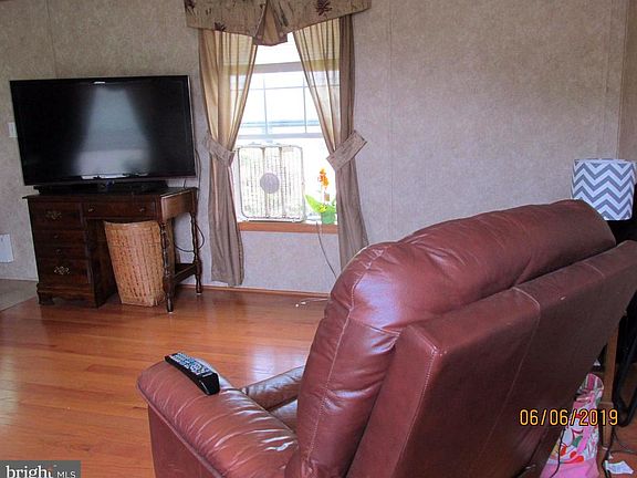 3rd image of 8 Echo Valley Dr
