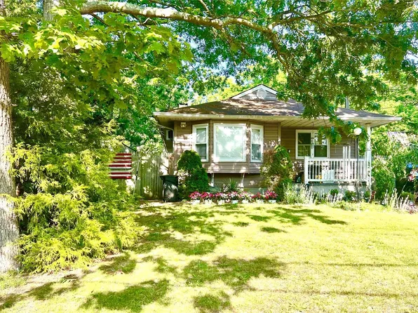 5 Clover Street, Mastic, NY 11950