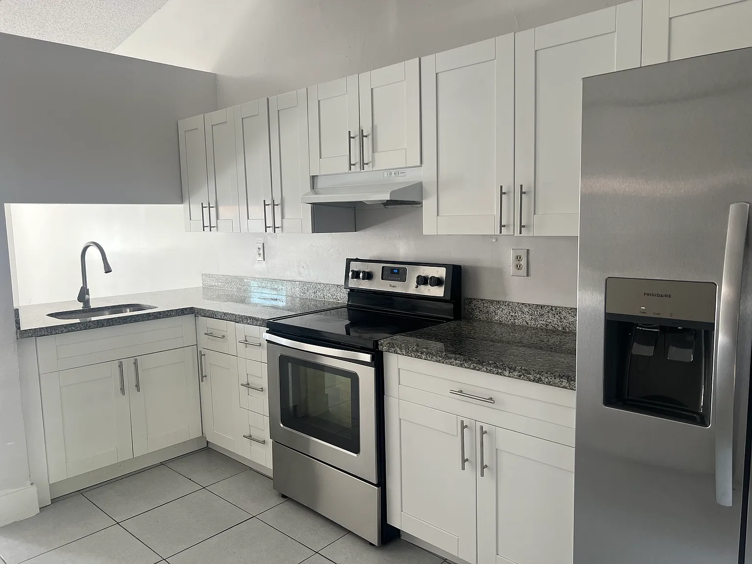 2 bed, 975 sqft, $2,300 — Photo 1