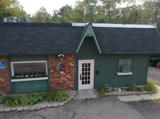 37005 Huron River Dr, New Boston, MI 48164