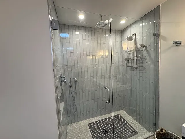 Bedroom 1 en suite bath. Shower includes Shower Head, Rain Head and Hand Held wand. 6 position control allows for individual or combined use.