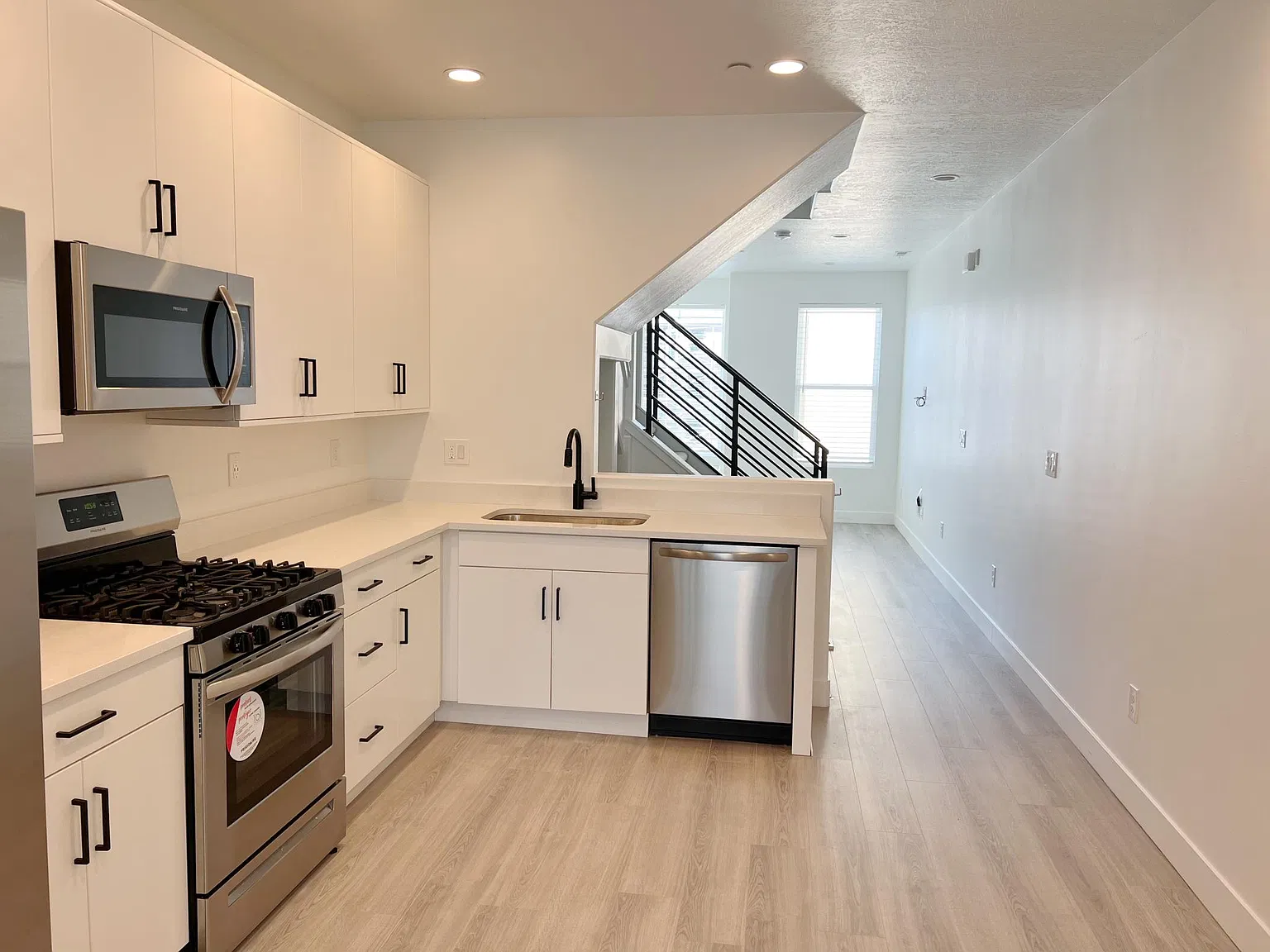 2 bed, 1.5 bath, 1643 sqft, $2,100 — Photo 2