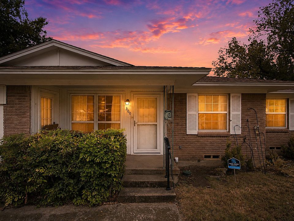 1st image of 300 Parkwood Pl