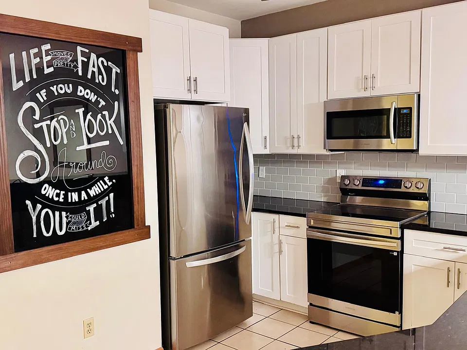 2412 Fox River Pkwy #H