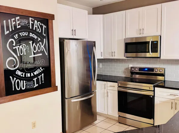 2412 Fox River Pkwy Unit H, Waukesha, WI 53189