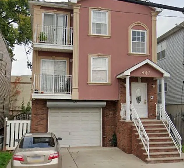 847 Bond St — Photo 1