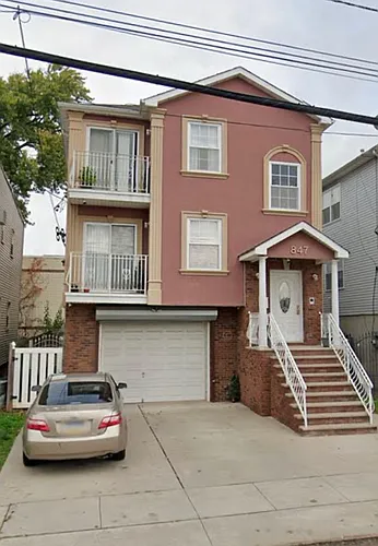 847 Bond St Photo 1