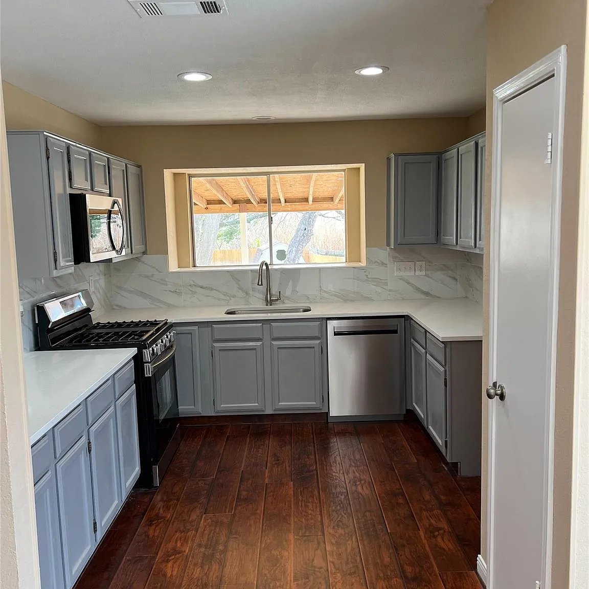 4 bed, 2.0 bath, 1858 sqft, $2,400 — Photo 3