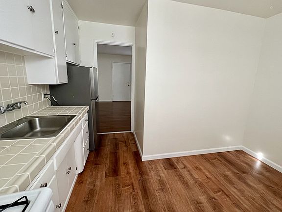 5th image of 1061 E Broadway #11474431