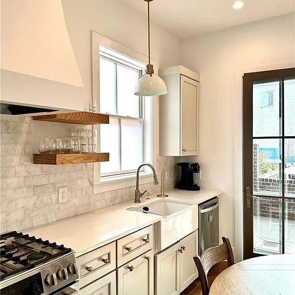 210 Glasgow Ln — Photo 9