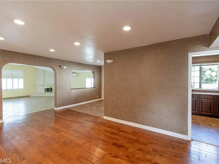 12121 Nashville Ave — Photo 10