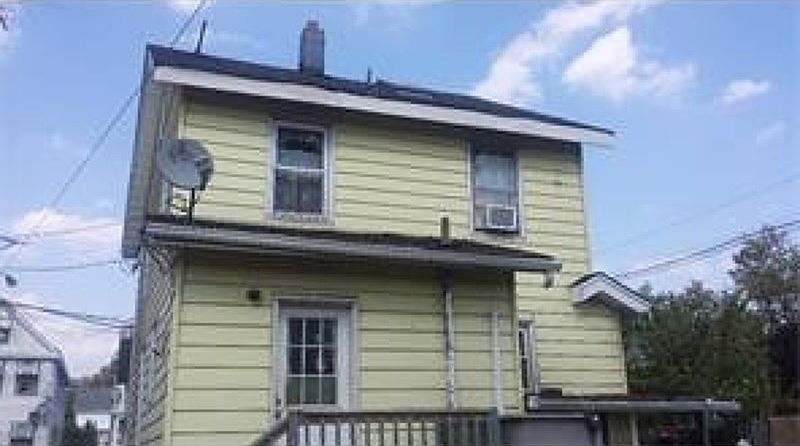 2nd image of 200 Ward St