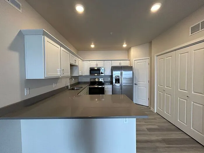460 N Kansas Ave #5 — Photo 5