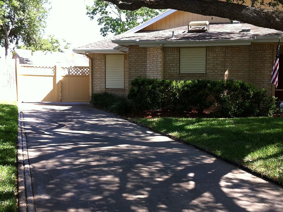 FRONT DRIVEWAY TO REAR GARAG