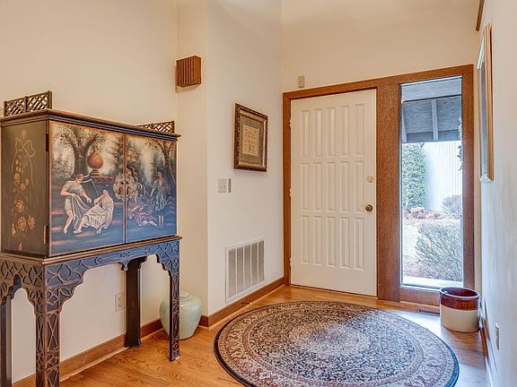 5th image of 80 Crown Cir