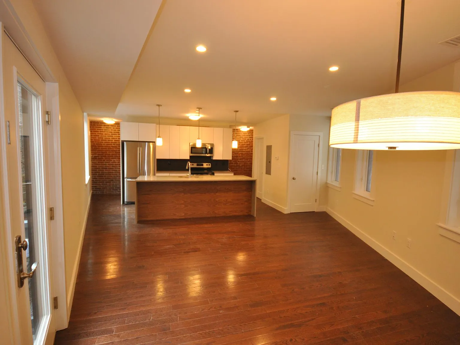 2 bed, 2.5 bath, 9999 sqft, $3,900 — Photo 2