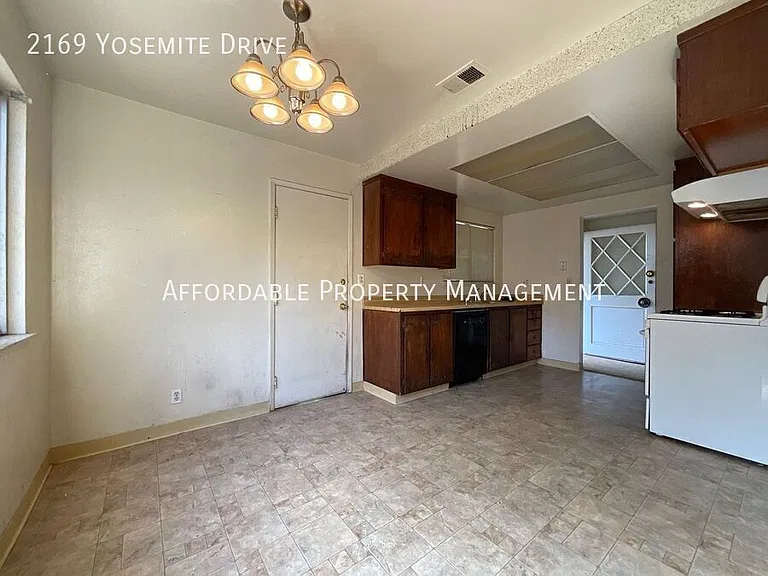 2169 Yosemite Dr — Photo 7