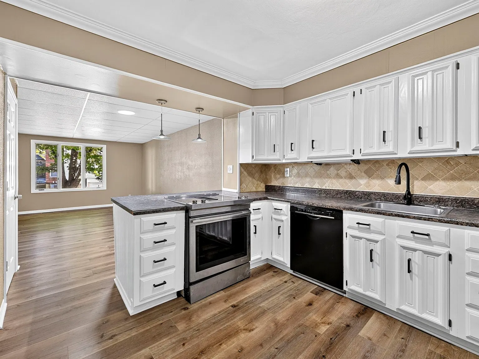 3 bed, 1750 sqft, $3,226 — Photo 3