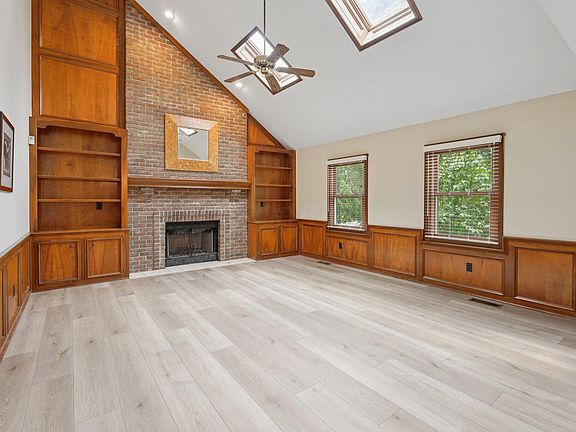 5th image of 305 Sterling Ct