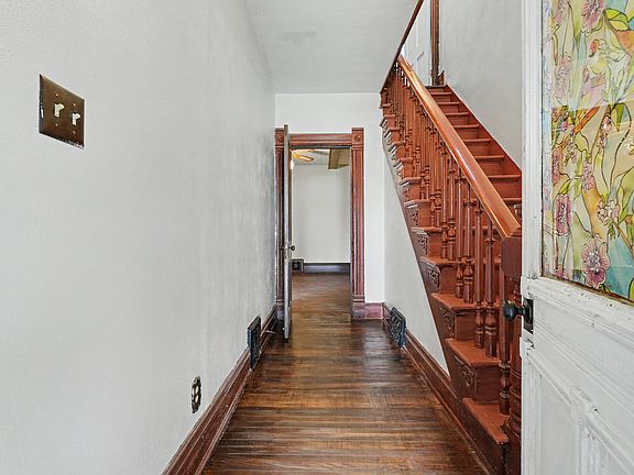 5th image of 105 W Maple St