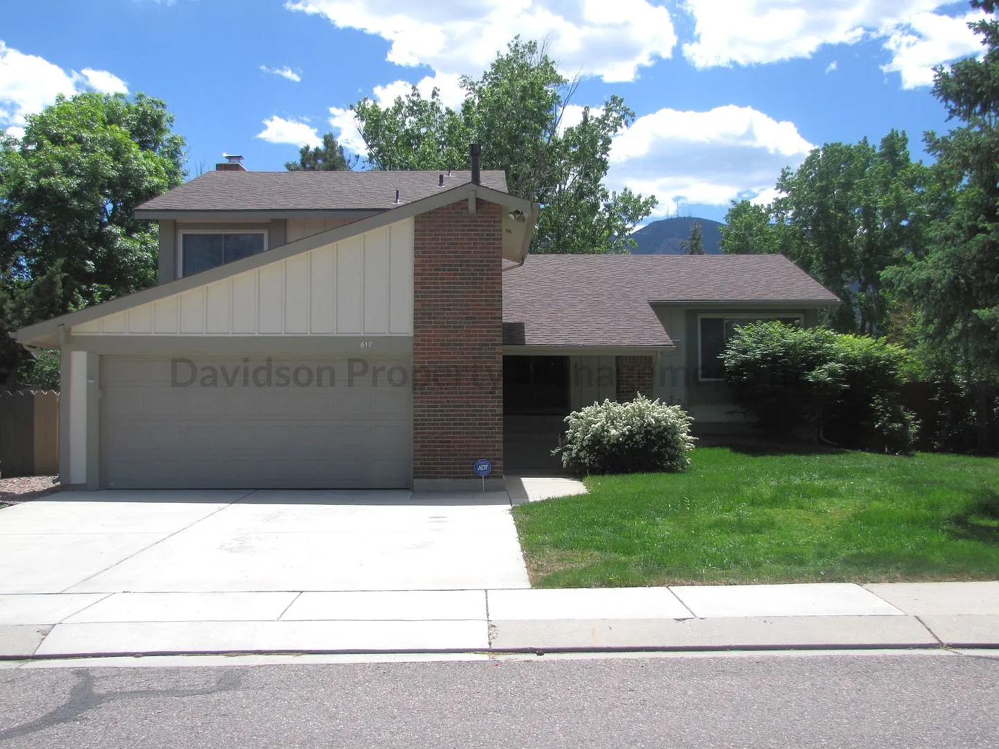 Inviting 4 Bedroom House in Southwest Colorado Springs — Photo 1