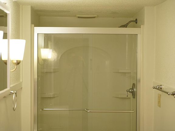 3rd image of 81 Oxford St N APT 18