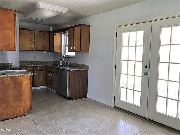 5th image of 294 Burke Ave
